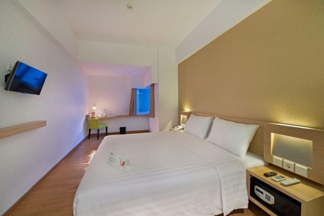 Whiz Prime Hotel Megamas Manado Exterior photo