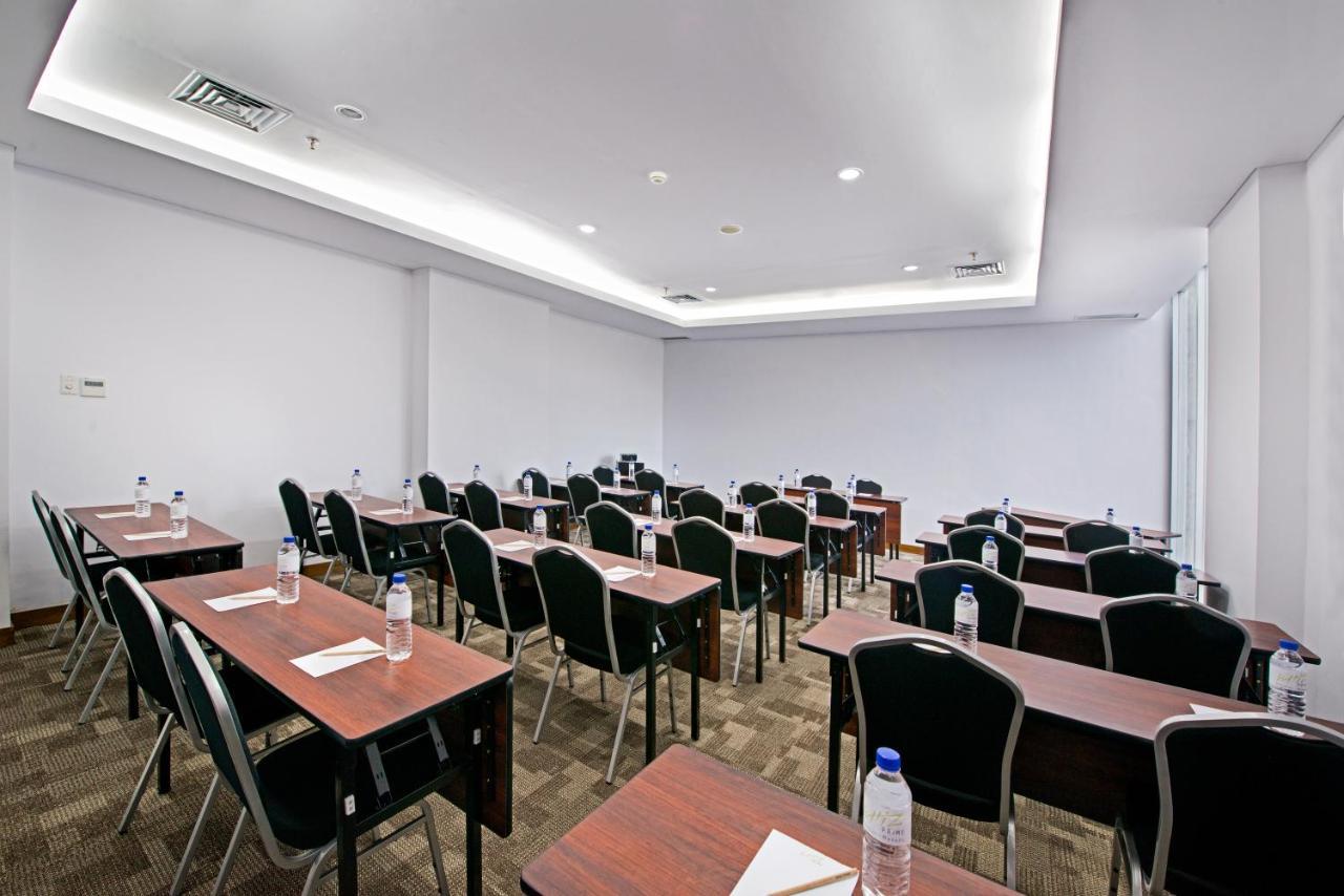 Whiz Prime Hotel Megamas Manado Exterior photo